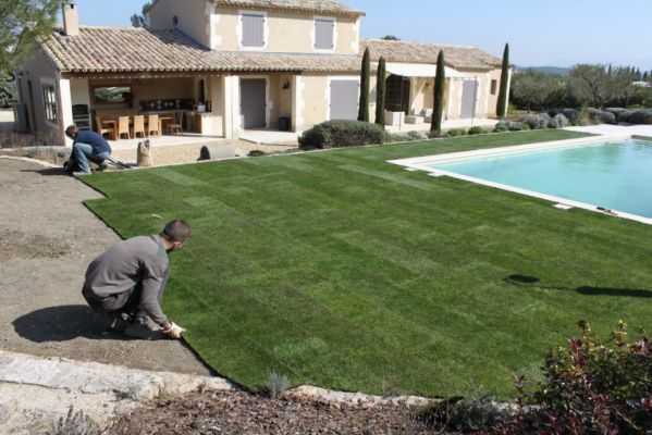 Pose de gazon en rouleau à Grimaud
